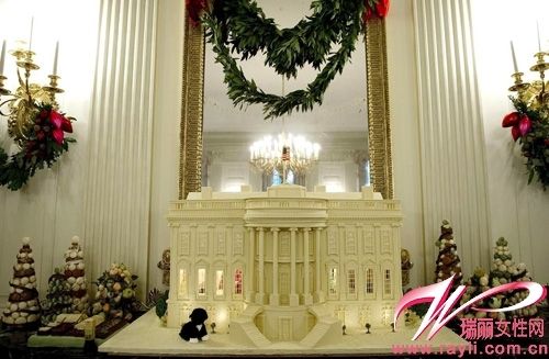 国宴大厅里摆放着白巧克力姜饼屋搭造的白宫和甜蜜可爱的马卡龙宝塔