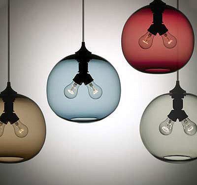 玻璃吊灯多变可爱这一款多彩缤纷的玻璃吊灯最适用于一家三口的温馨家庭