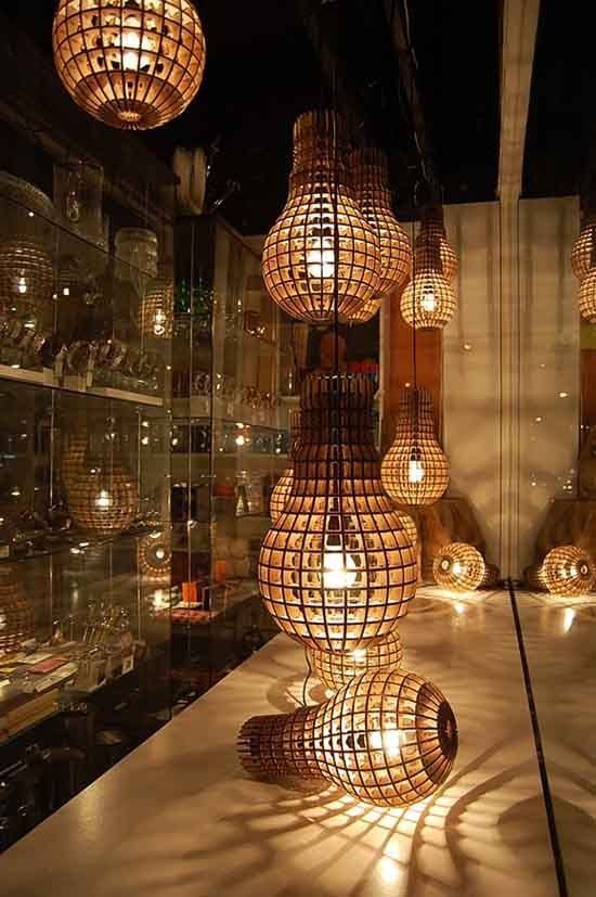 木质的外形采用了灯泡的造型，内部的灯光透过木框架投射出来，能让人联想到中国的灯笼，却又比灯笼现代、时尚，适合装饰在古典欧式的家居风格中