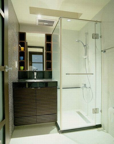 维持深、浅配色的基调，干湿分离的卫浴空间，清新明亮