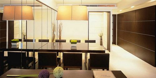 以面落地明镜，让空间极具扩大效果，悬挂于餐桌上的一盏金黄色吊灯，温馨氛围流泄而下，营造和谐舒适的用餐气氛