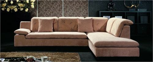 确定风格以后，应该注意沙发的尺寸，以及确定选几件沙发，它们是否符合你家里客厅的大小