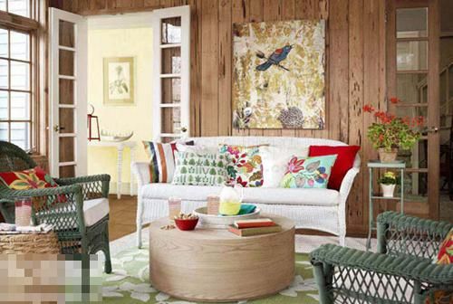 这款沙发把家点缀的很有春天的感觉，明媚无比。简单的白色，藤条编织，材质十分独特，但是放 在原木系的房间里就显得特别明艳