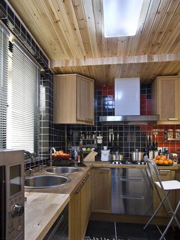 实木打造的厨柜实木制作的吊顶将厨房装饰得分外温馨
