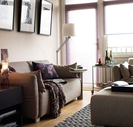 优雅的灰白色沙发外观，搭配紫色调的暗花靠包，非常典雅