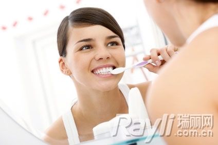 牙线帮助清洁牙齿