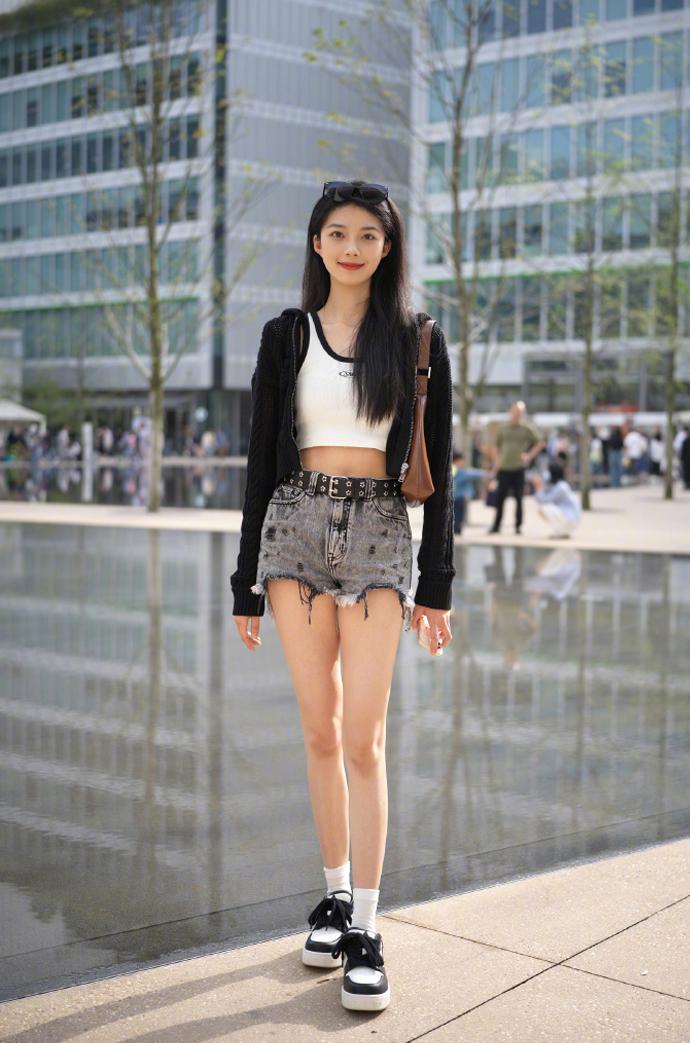 被杭州女生惊艳了！满大街都是“超短裤+中筒袜”，时髦又显腿长